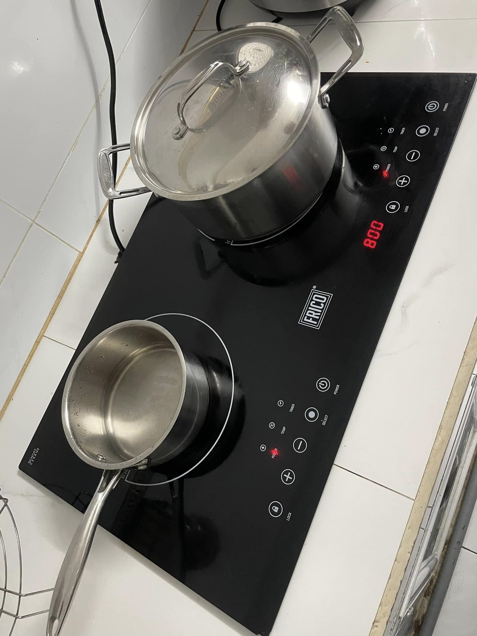 Mặt kính bếp từ FRICO chính hãng được kỹ thuật viên thay thế và tes chạy tại nhà khách hàng