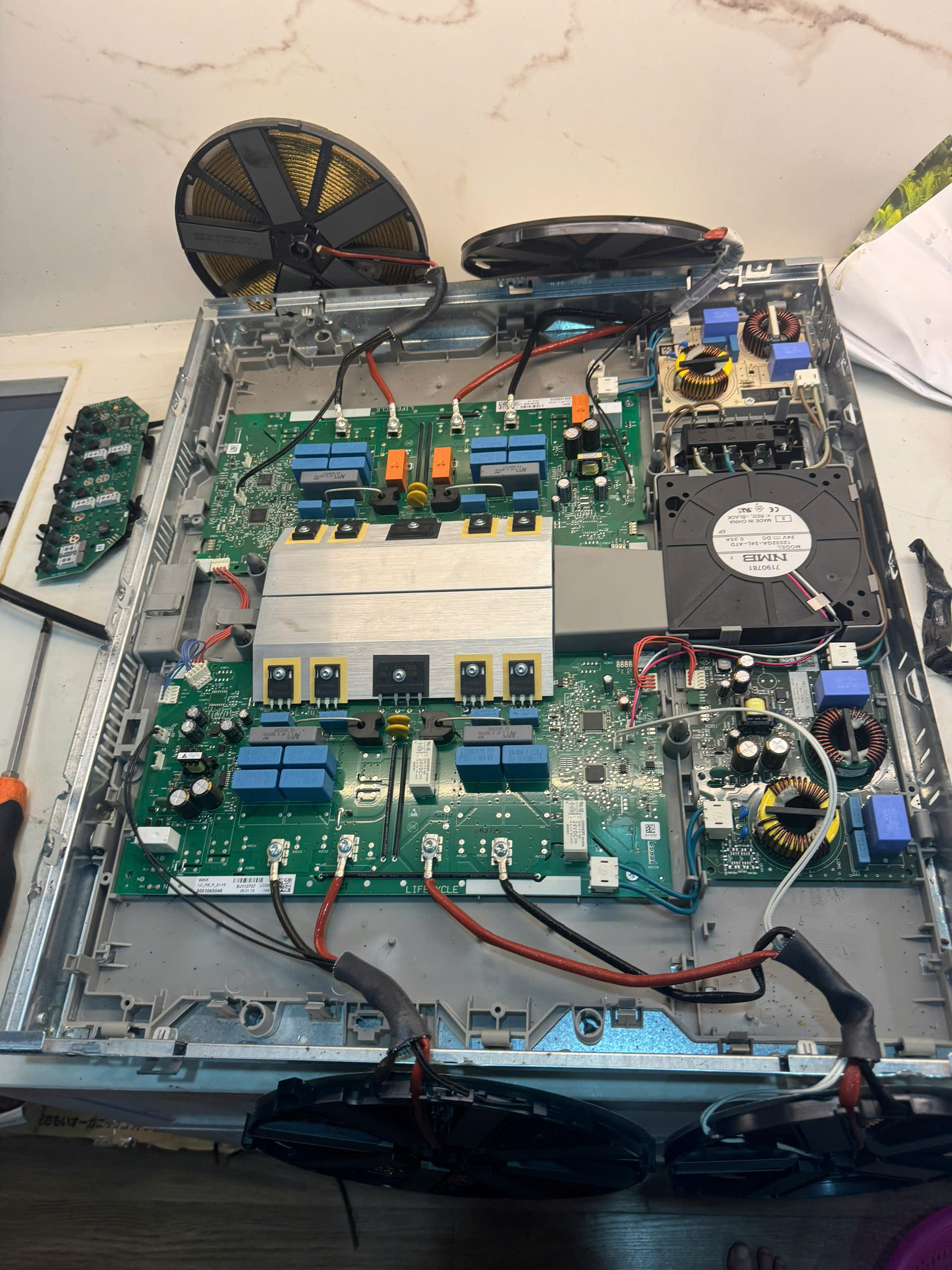 Kỹ thuật viên thay thế mâm nhiệt bếp điện từ Bosch tại nhà khách hàng