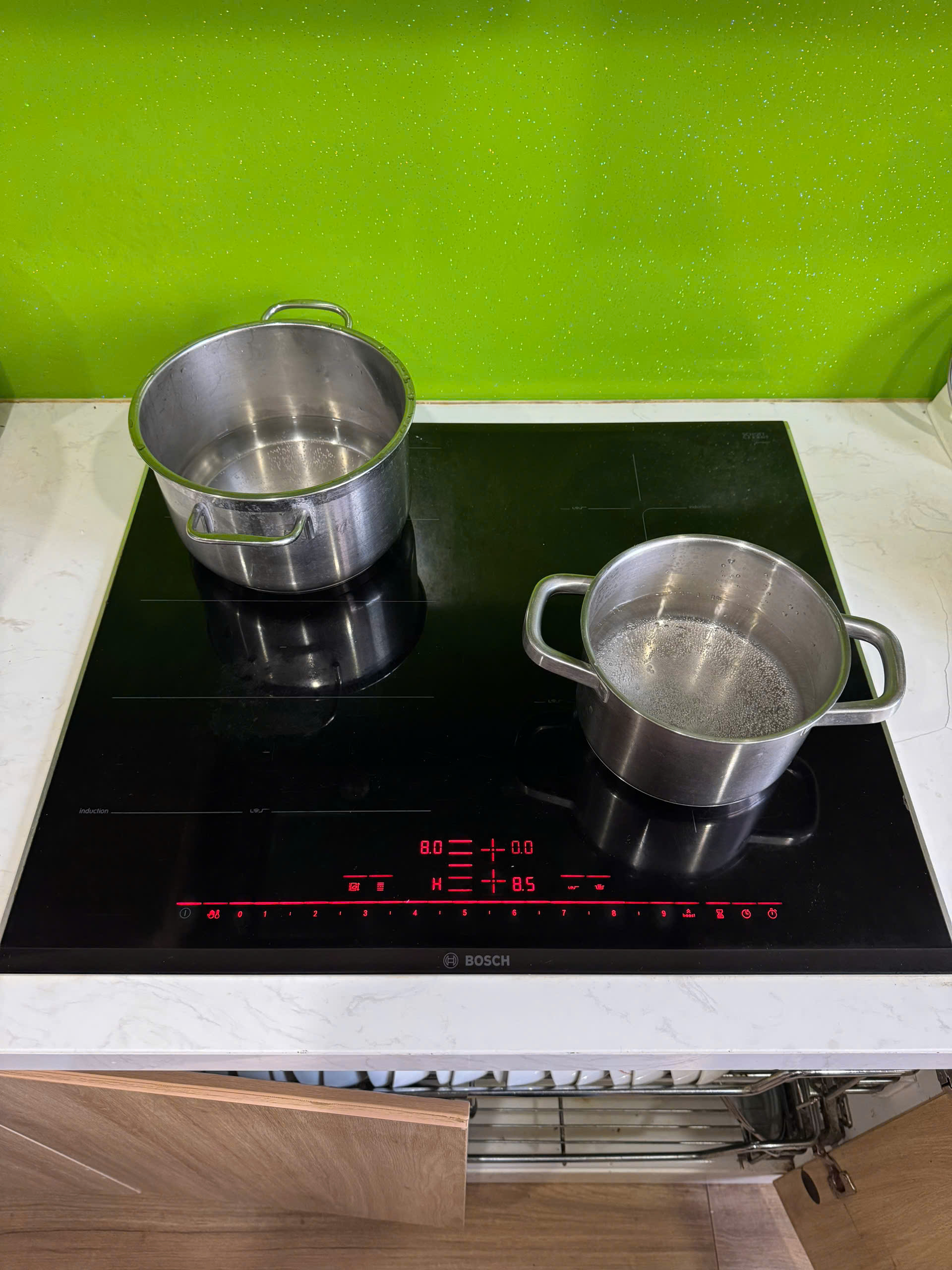 Kỹ thuật viên xử lý lỗi E 0531 bếp từ Bosch tại nhà khách hàng