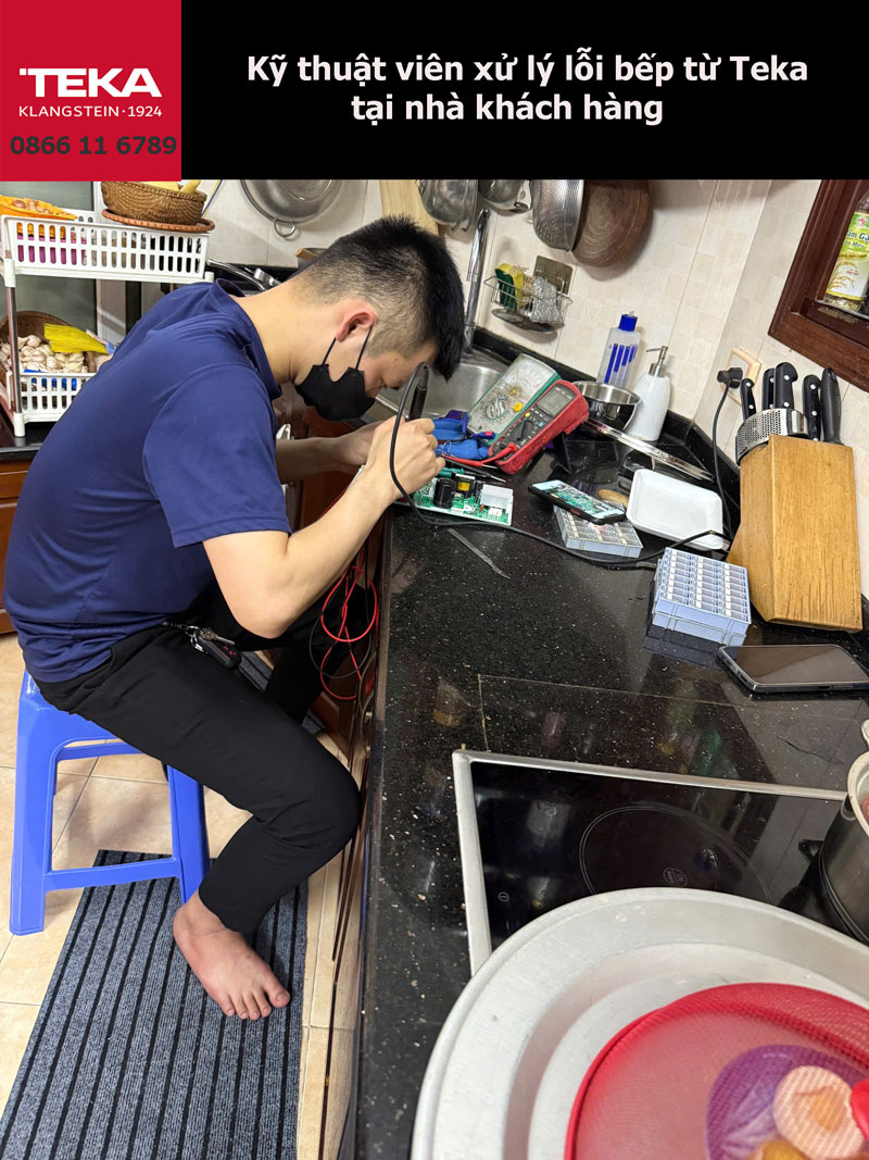 Kỹ thuật viên xử lý lỗi bếp từ Teka tại nhà khách hàng