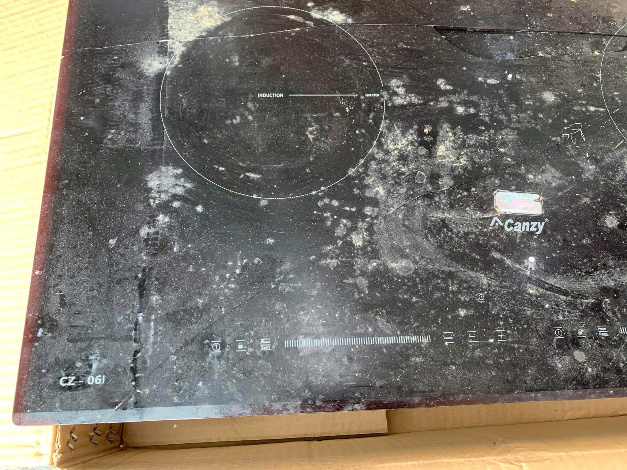 Mặt kính bếp từ Canzy bị nứt vỡ do khách hàng vô tình va đập mạnh