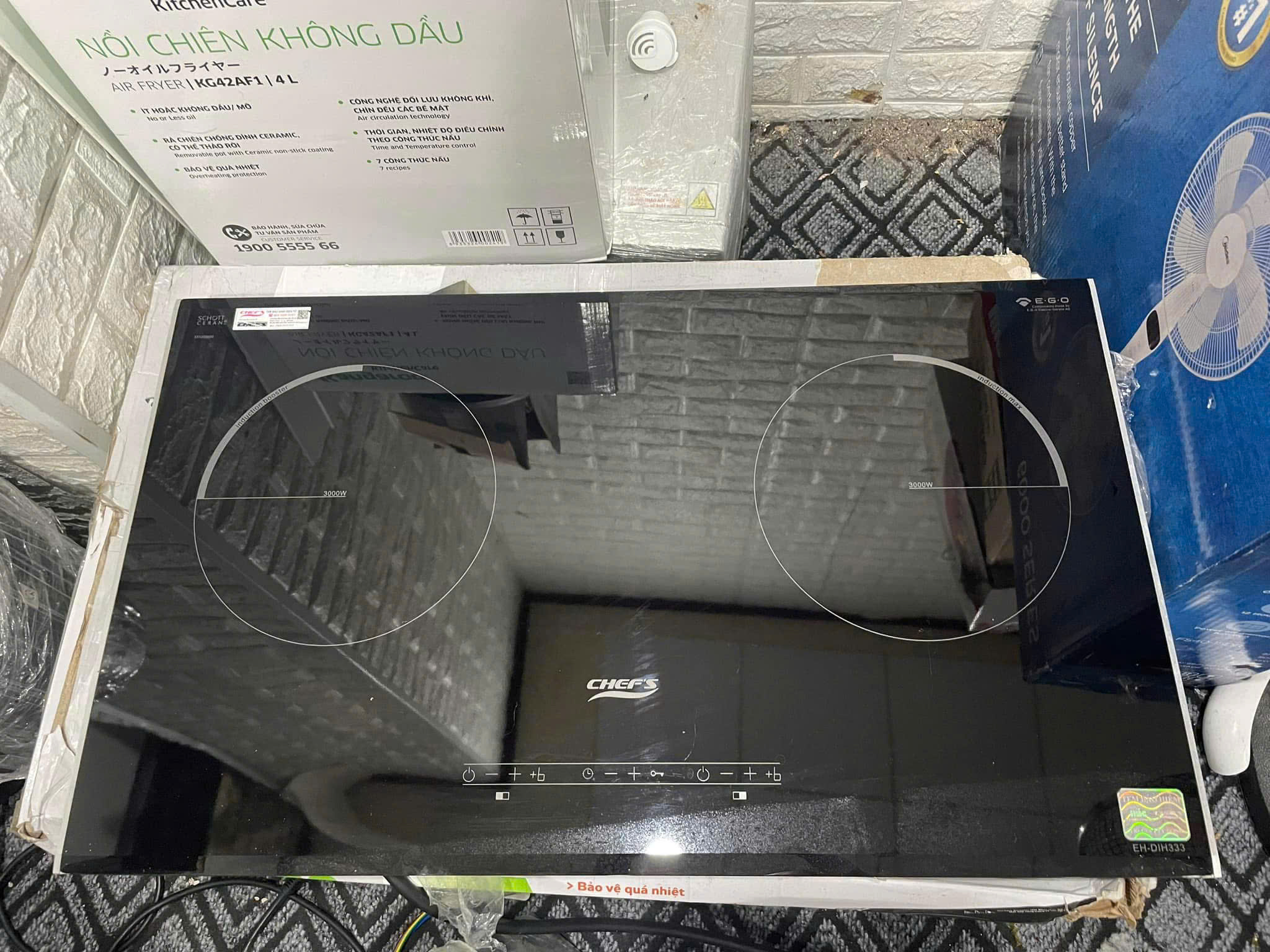 Mặt kính bếp từ Chefs được kỹ thuật viên thay thế ngay tại nhà khách hàng theo đúng model