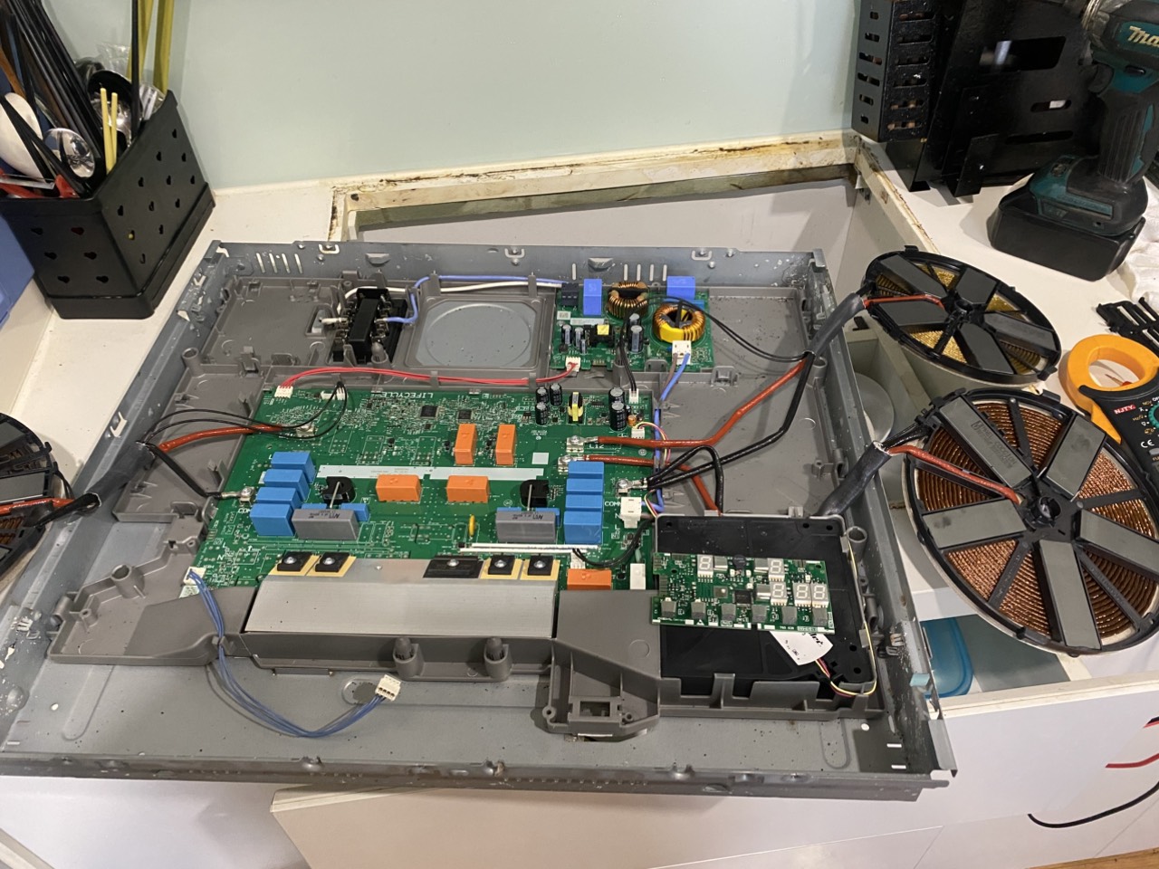 Bếp điện từ Bosch hỏng mâm nhiệt được kỹ thuật thay thế xử lý tại nhà khách hàng tại Hà Nội