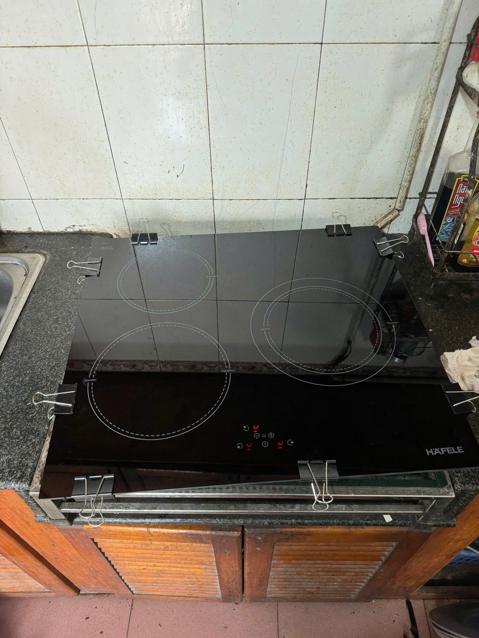 Thay mặt kính bếp từ Hafele tại nhà