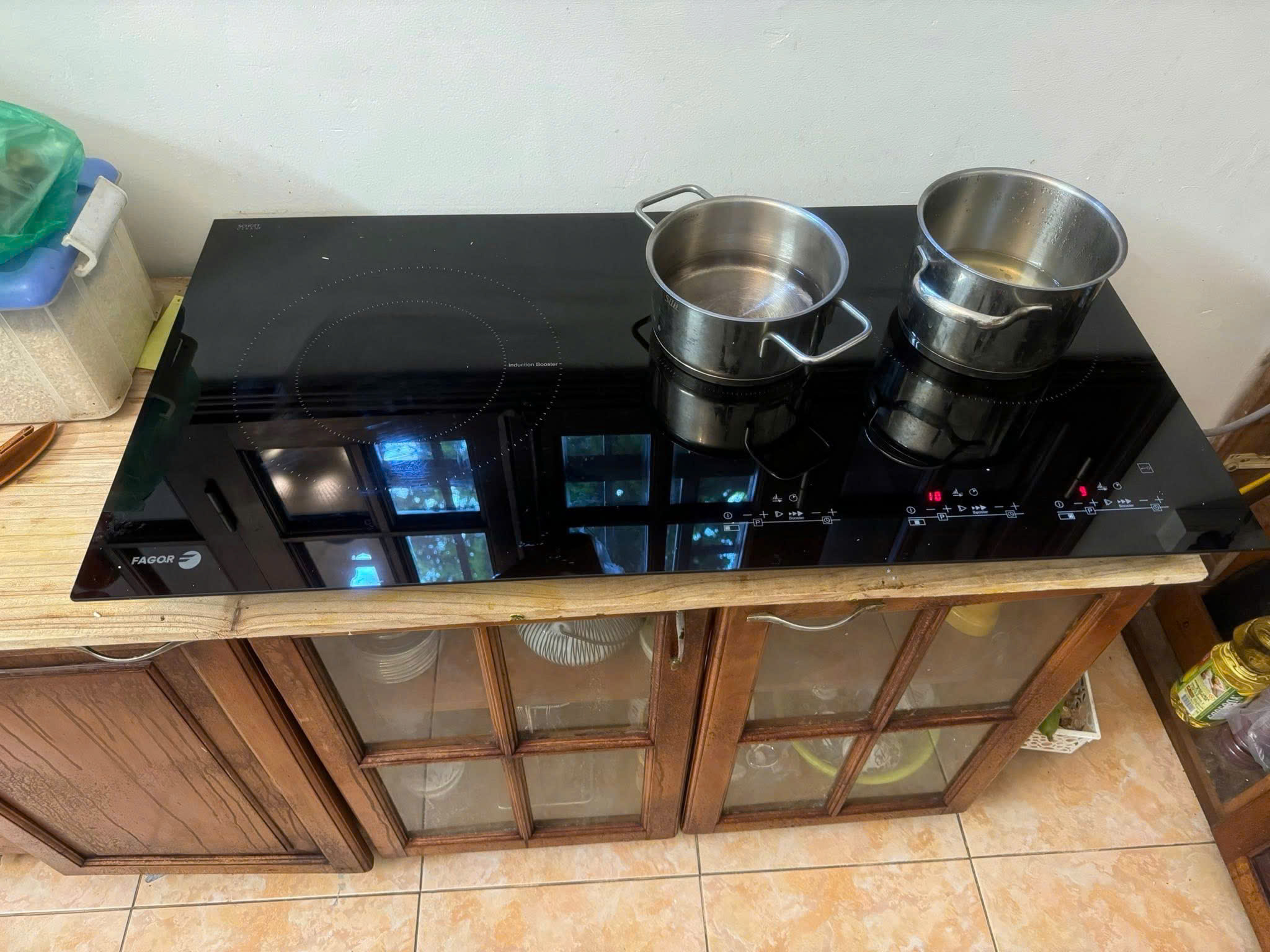 Thay mặt kính bếp từ tại nhà uy tín